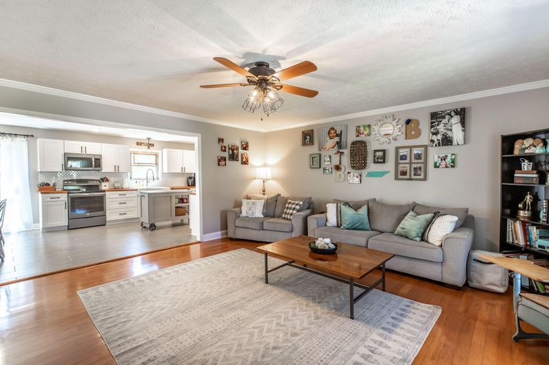 202 Springfield Ln, Jacksboro, TN 37757