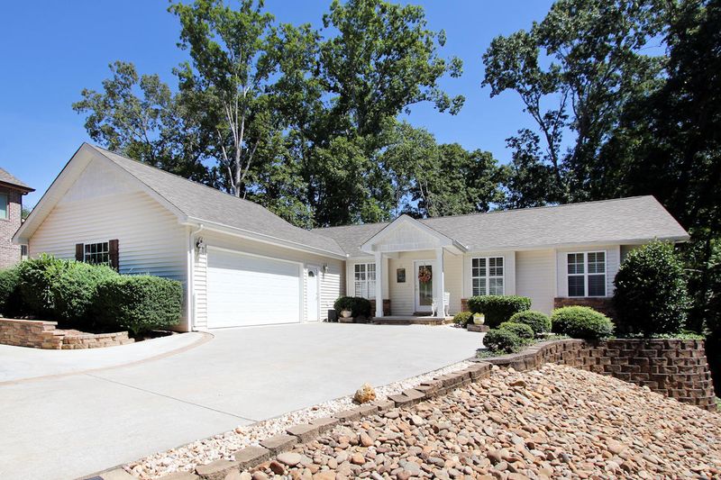 202 Tahlequah Dr, Loudon, TN 37774