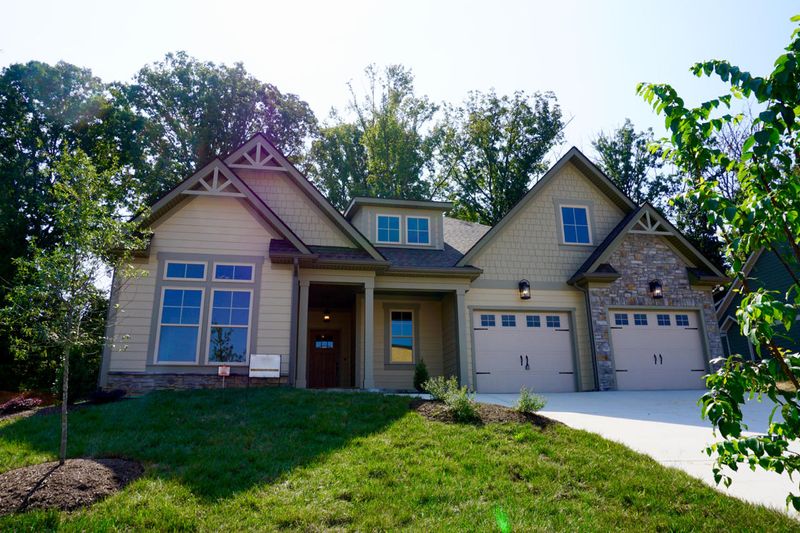 2020 Clearmill Dr, Lenoir City, TN 37772