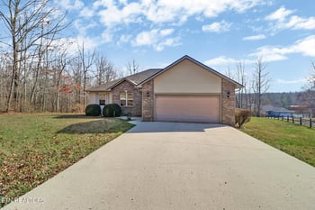 2020 Otomi Dr, Crossville, TN 38572