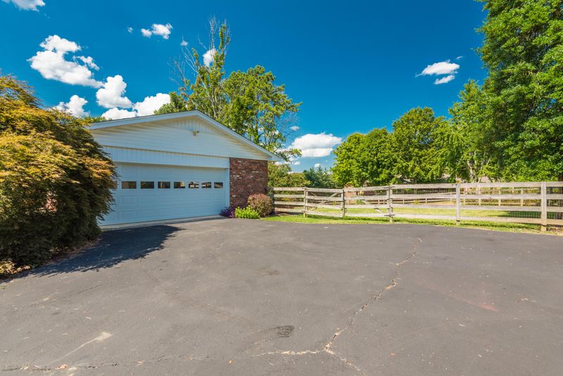 2020 W Velmetta Cir, Knoxville, TN 37920