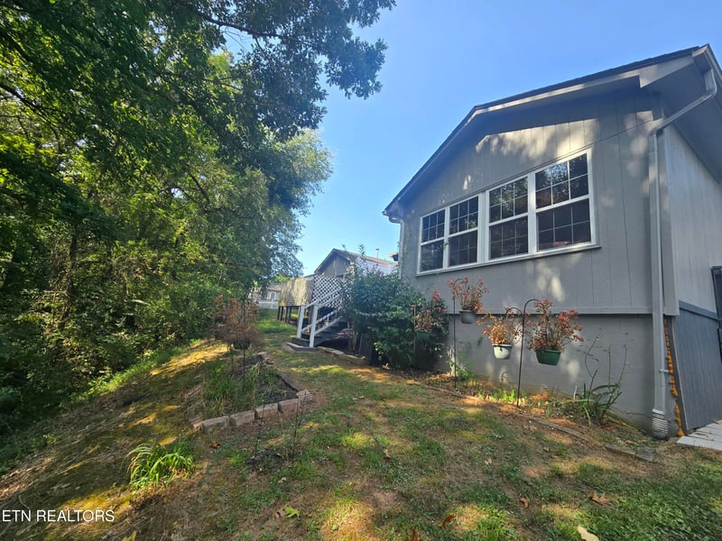 2021 Locarno Dr, Knoxville, TN 37914