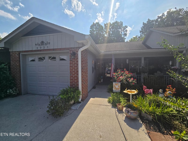 2021 Locarno Dr, Knoxville, TN 37914