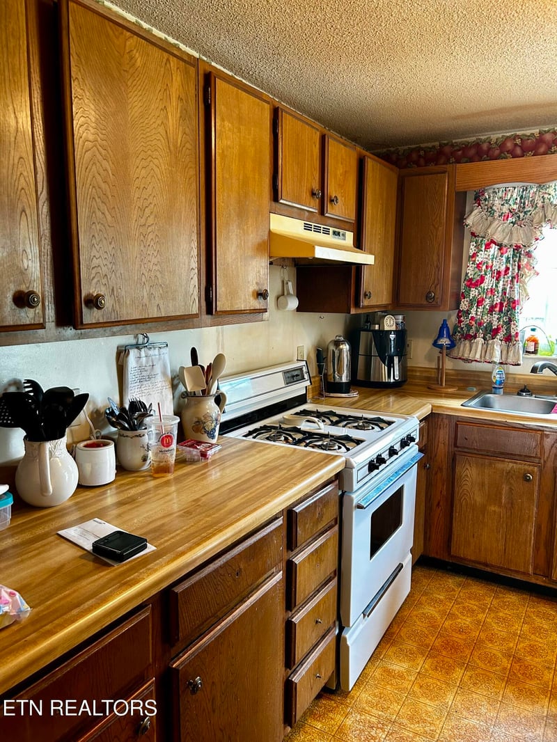 2022 Lansdowne Ln, Maryville, TN 37804