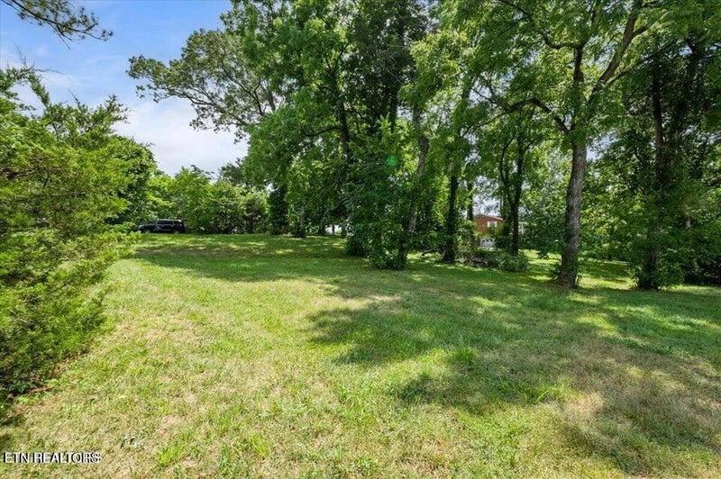 2025 N Charles G Seivers Blvd, Clinton, TN 37716
