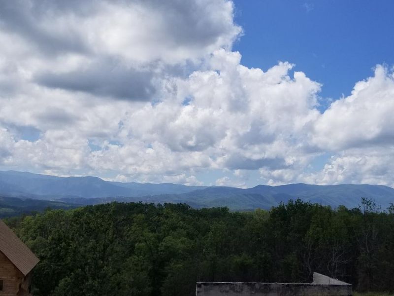 2026 Starr Crest Dr, Sevierville, TN 37876