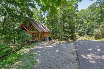 2029 Beach Front Dr, Sevierville, TN 37876