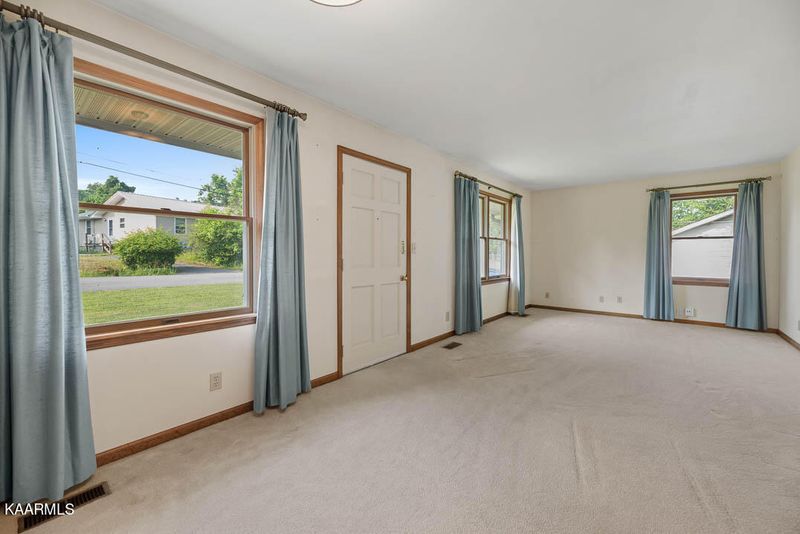203 Bunker Ln, Oak Ridge, TN 37830