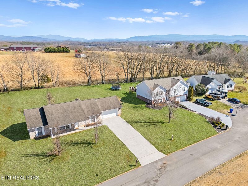 203 S Rolling Ridge Ln, Vonore, TN 37885