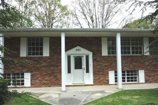 203 Scenic Dr, Oak Ridge, TN 37830