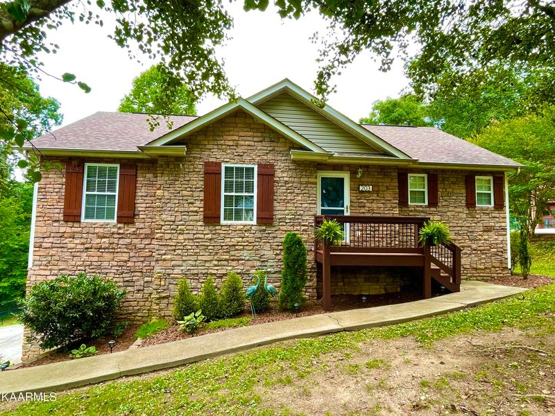 203 Scenic View Dr, Clinton, TN 37716