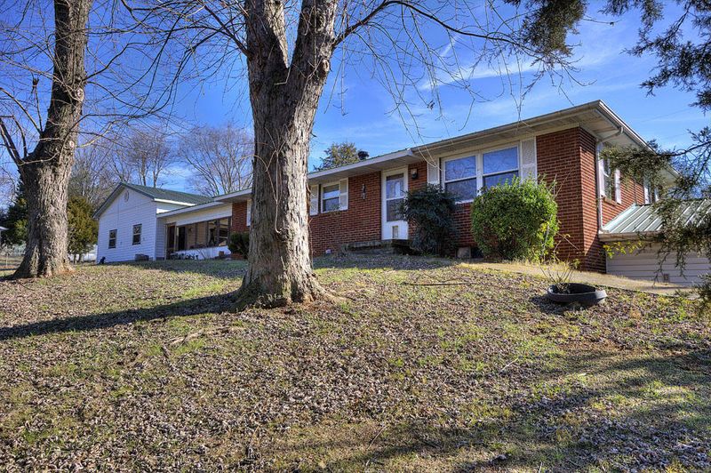 203 Sunset Dr, Loudon, TN 37774