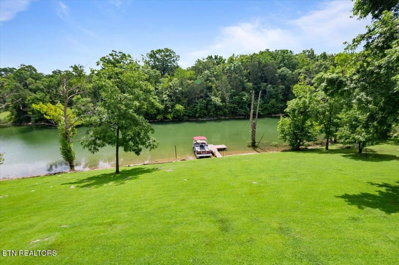 203 Wagon Ln, Speedwell, TN 37870