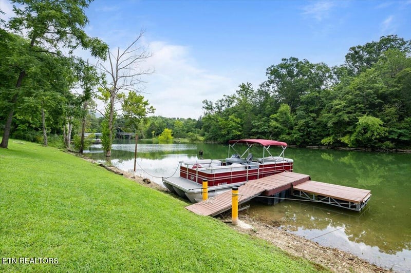 203 Wagon Ln, Speedwell, TN 37870