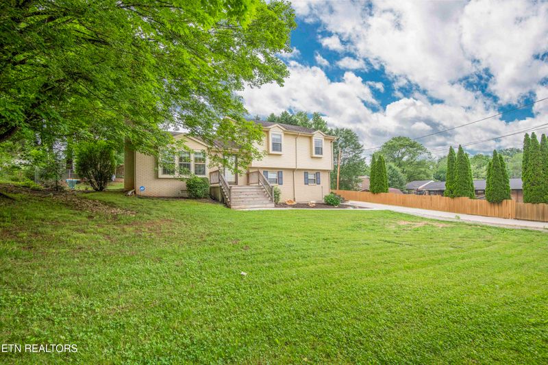 2030 Cedar Cir, Lenoir City, TN 37772