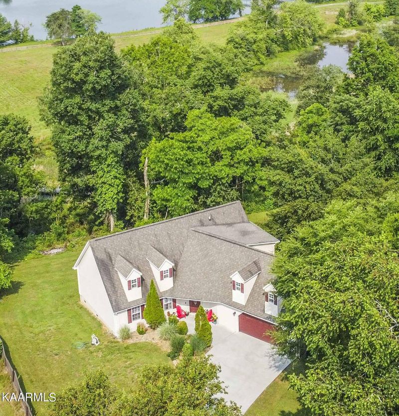 2030 Club Dr, Loudon, TN 37774