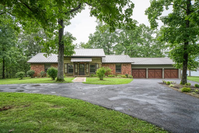 2030 Cravens Dr, Crossville, TN 38572