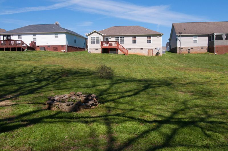 2035 Bluebonnet Dr, Mascot, TN 37806