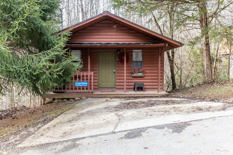 2036 Ridge Rd, Pigeon Forge, TN 37863