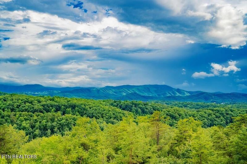 2037 Mccarter Dr, Sevierville, TN 37862