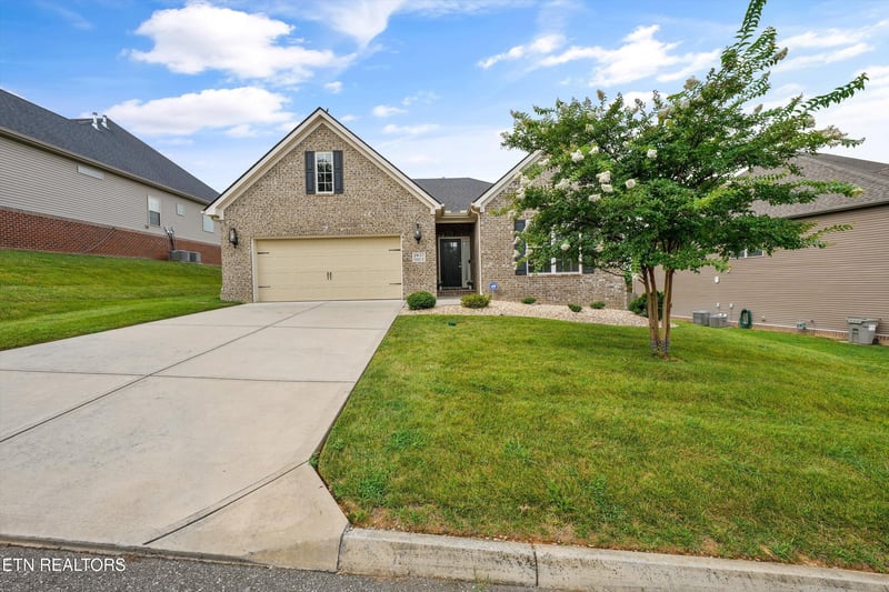 2037 Wooded Mountain Ln, Knoxville, TN 37922