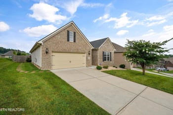 2037 Wooded Mountain Ln, Knoxville, TN 37922