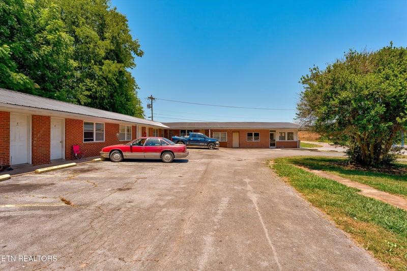20370 W Lee Hwy, Philadelphia, TN 37846