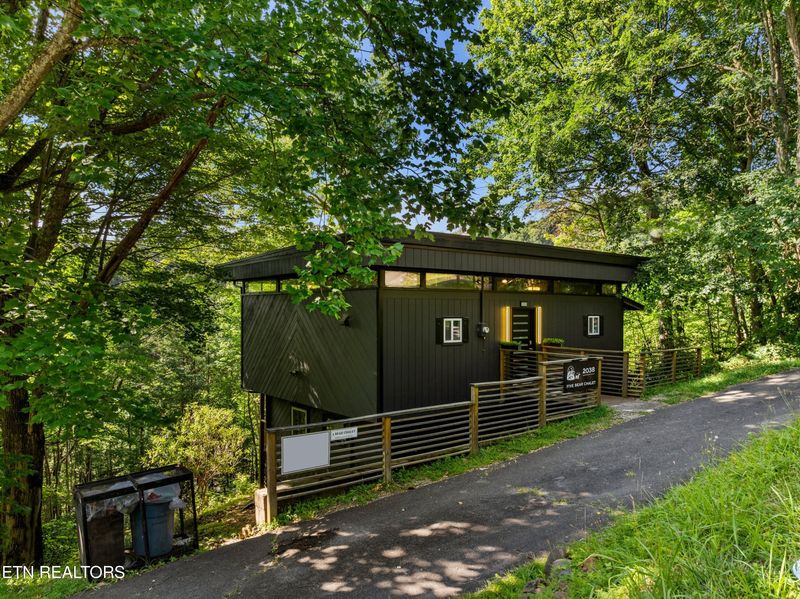 2038 Luzerne Dr, Gatlinburg, TN 37738