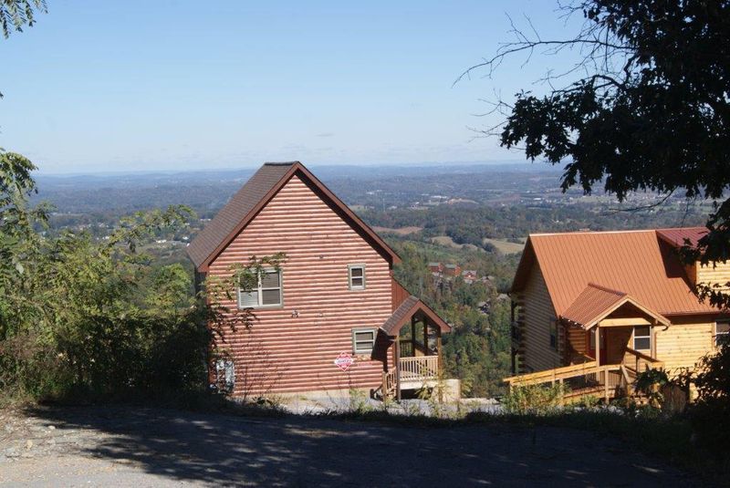 2038 Starr Crest Dr, Sevierville, TN 37876