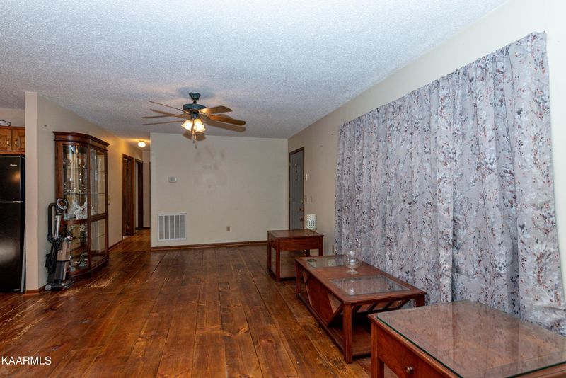 20396 Martel Rd, Lenoir City, TN 37772