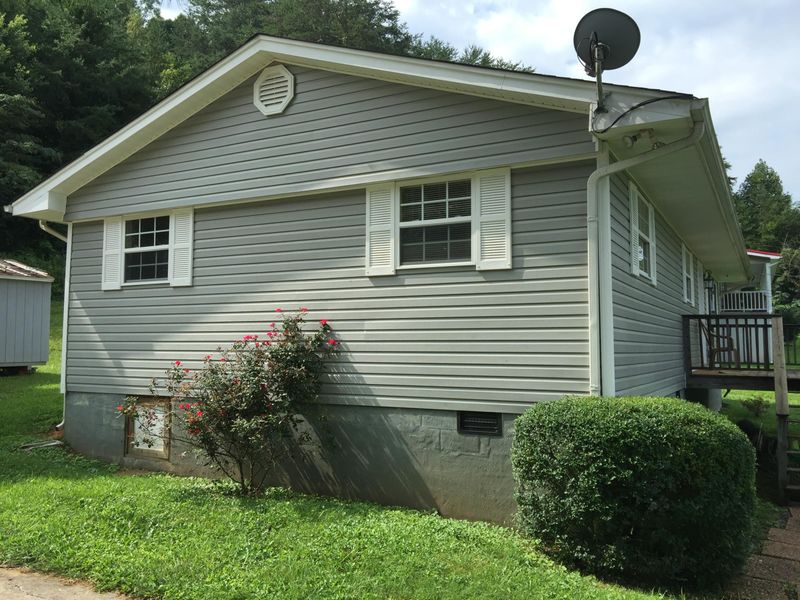 204 Den Ln, Heiskell, TN 37754