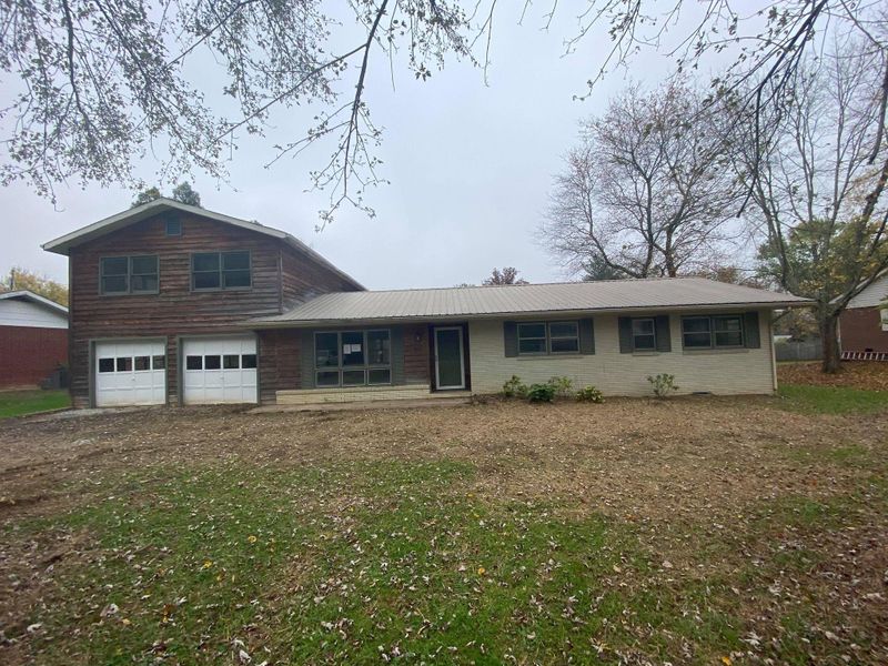204 E Seneca Cir, Oneida, TN 37841