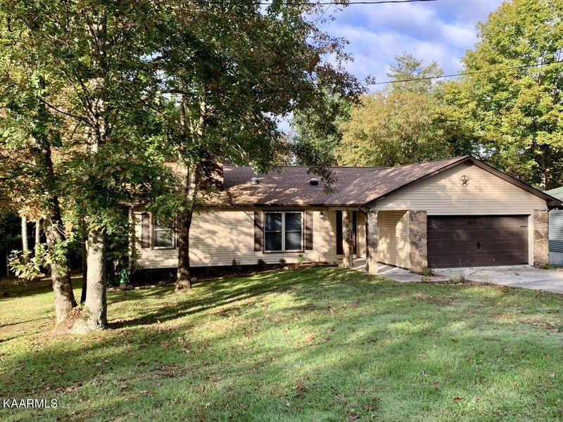 204 Kingsdown Dr, Crossville, TN 38558