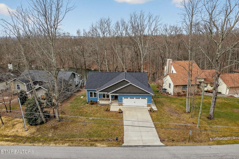 204 Lakeside Dr, Crossville, TN 38558