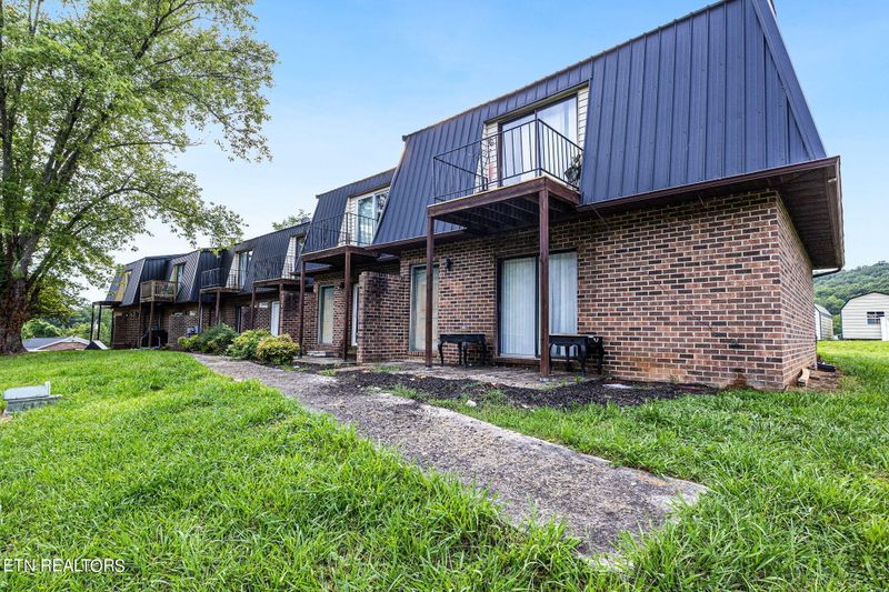 204 Midtown Ln, Harriman, TN 37748
