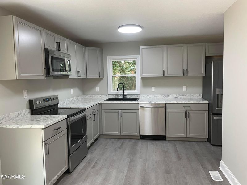 204 Montcrest Dr, Harriman, TN 37748