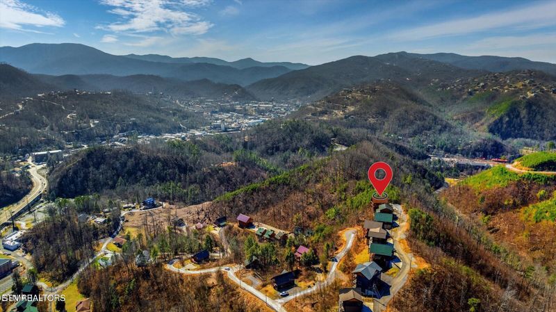 204 Pinnacle Dr, Gatlinburg, TN 37738