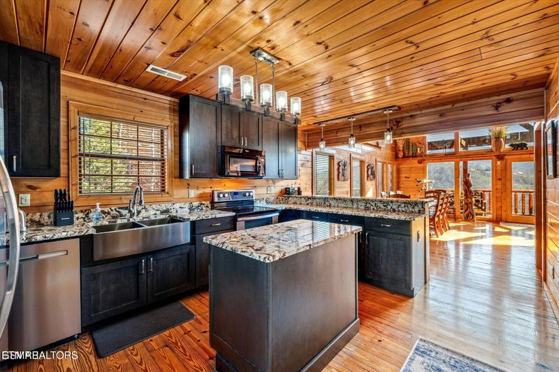 204 Pinnacle Dr, Gatlinburg, TN 37738