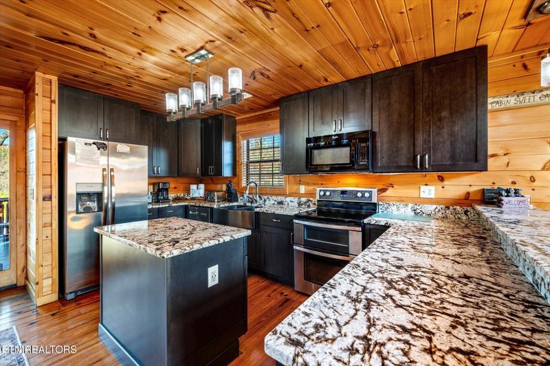 204 Pinnacle Dr, Gatlinburg, TN 37738