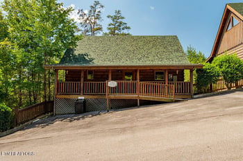 2040 Cougar Crossing Way, Sevierville, TN 37862