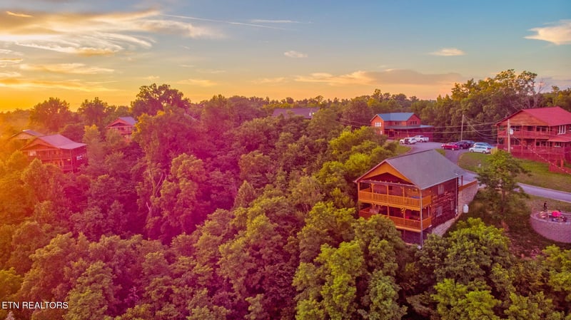 2044 Oakmont Dr, Sevierville, TN 37876