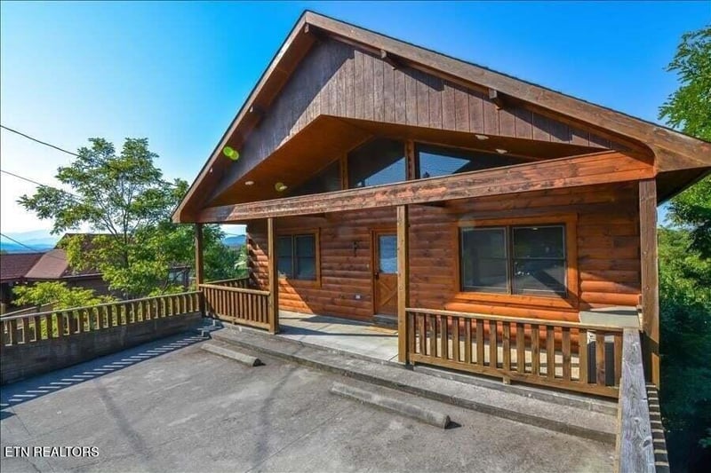 2044 Oakmont Dr, Sevierville, TN 37876