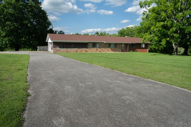 205 Hickory Ln, Sweetwater, TN 37874