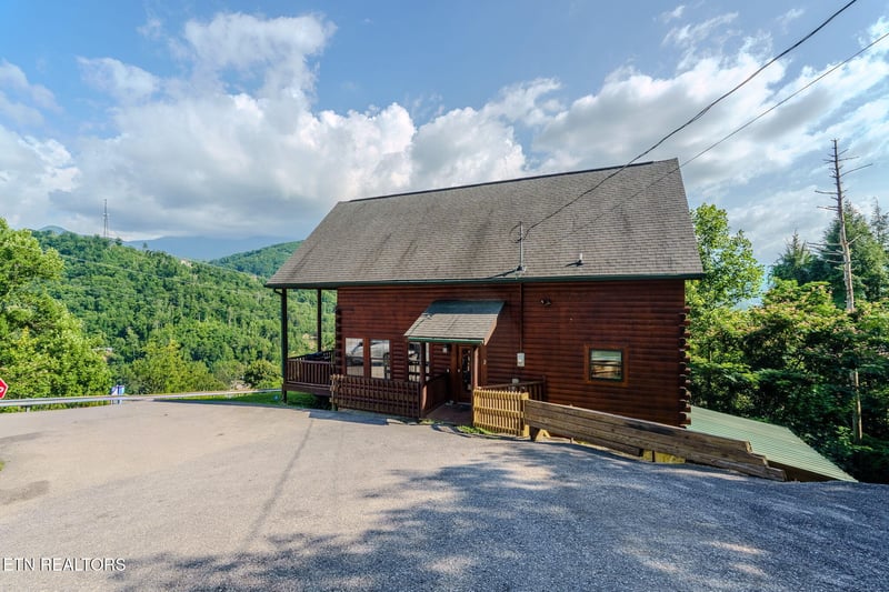 205 W Pinnacle Dr, Gatlinburg, TN 37738
