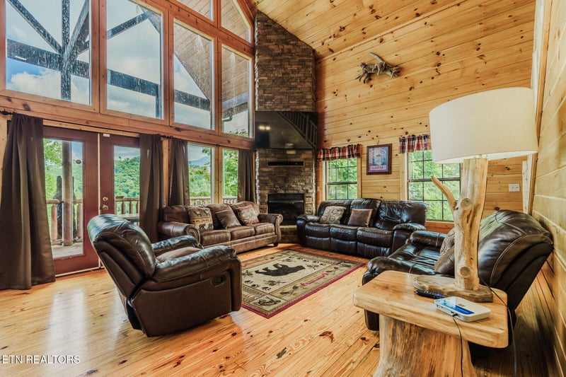 205 W Pinnacle Dr, Gatlinburg, TN 37738