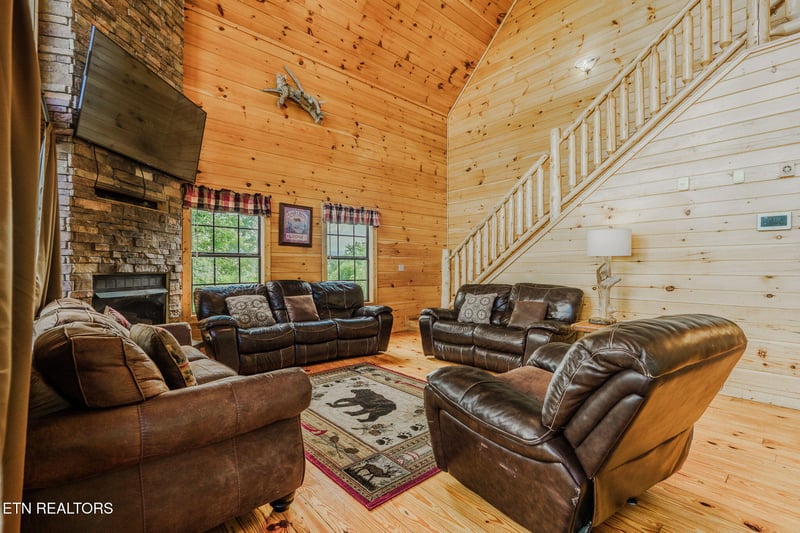 205 W Pinnacle Dr, Gatlinburg, TN 37738