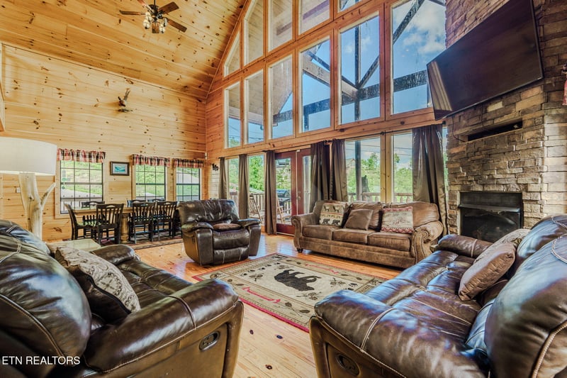205 W Pinnacle Dr, Gatlinburg, TN 37738