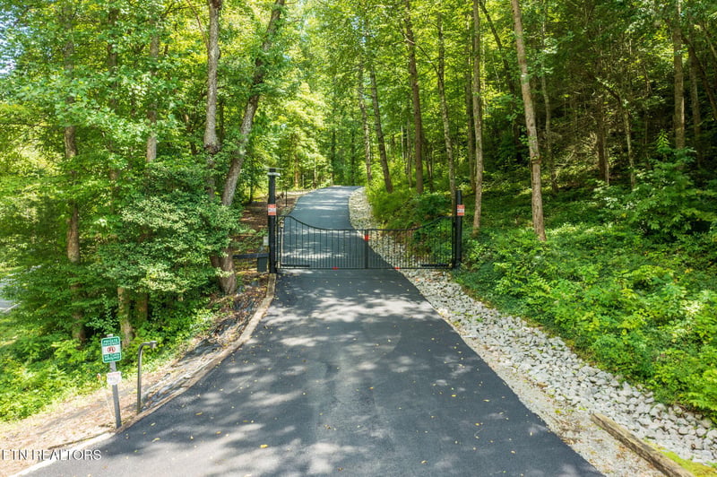 2050 E Millers Cove Rd, Walland, TN 37886