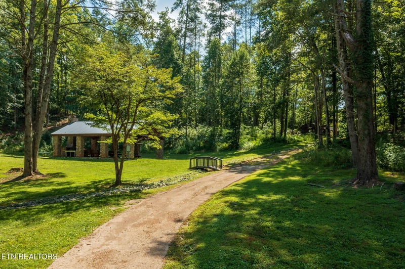 2050 E Millers Cove Rd, Walland, TN 37886