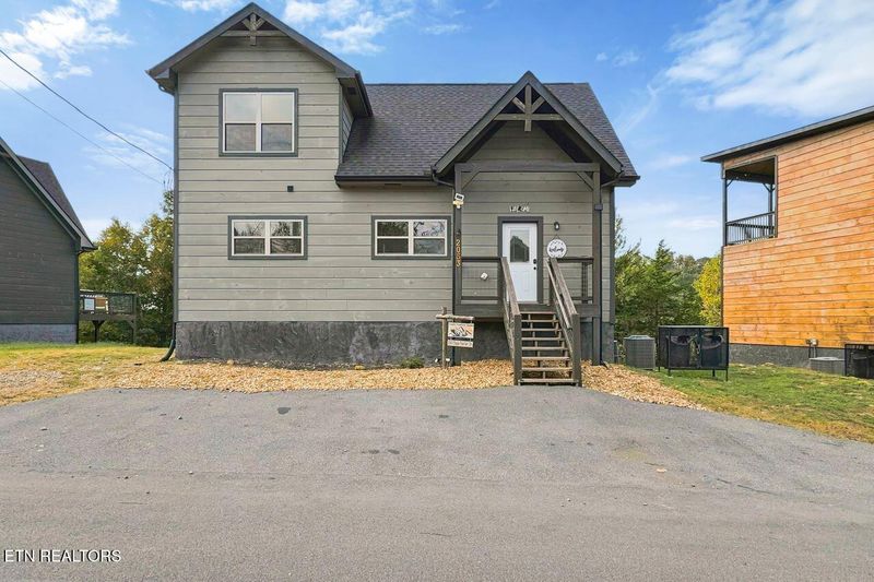 2053 Eagle Feather Dr, Sevierville, TN 37876
